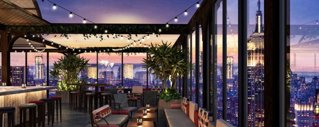 Şehir manzaralı lüks bir teras restoranın (rooftop bar) ısı yalıtımlı cam sistemleri ile kapatılmış iç mekanı